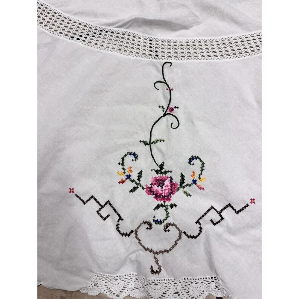 Vtg Linen Round Tablecloth White Embroidered Pink Flowers Cottage 61” Cottage